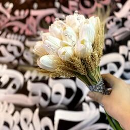 دسته گل لاله مصنوعی لمسی ترکیب با گندم و کریستال این دسته گل 13 گله هست سایزش متوسطه خیلی  ترند و مینیمال