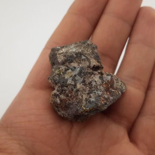 مجموعه سه عددی سنگ راف معدنی کوچک کلکسیون 36 با سنگ های عقیق کالکوپیریت بورنیت آمیتیست