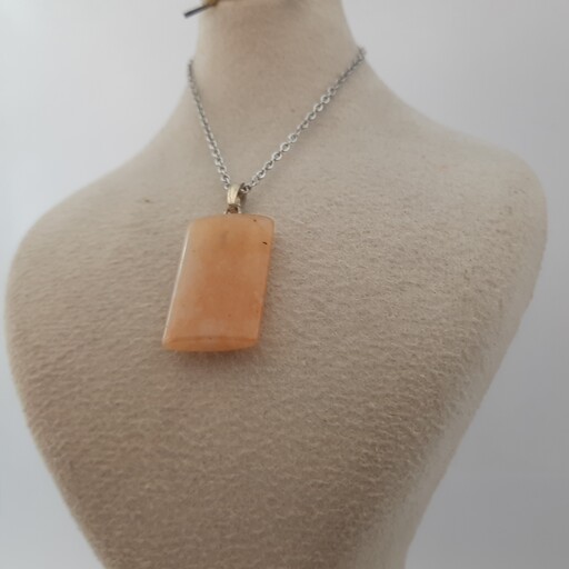 گردنبند سنگ اونتورین نارنجی مستطیل شکل شهاب684 به همراه زنجیر استیل رنگ ثابت