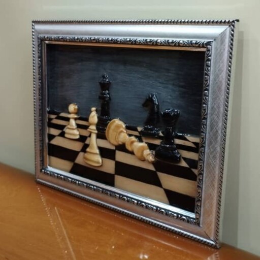 تابلو کوچک شطرنج معرق و منبت چوب به نام سقوط 