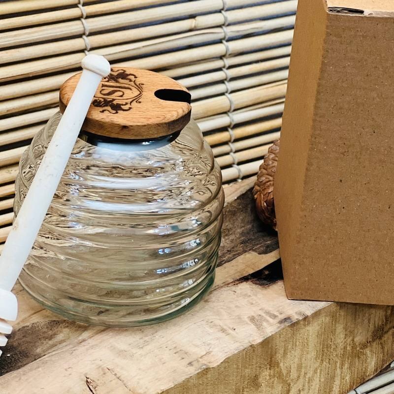 ظرف عسل شیشه ای درسا. جنس بدنه شیشه مرغوب و جنس درب چوب راش 