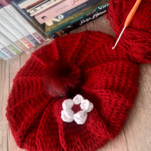 کلاه فرانسوی ویژه یلدا رنگ قرمز  دونه اناری به همراه گل سفید مناسب خوش سلیقه  ها