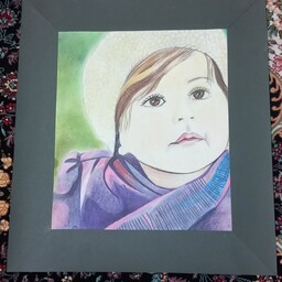 طراحی چهره دختر بچه با نمک مداد رنگی و پاستل(کاغذفابریانو) در ابعاد 36 در 32
