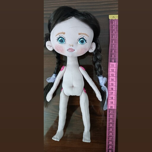 عروسک دست دوز با طراحی چهره ،26 سانت،250 گرم ،قابلیت حرکت دست و پا و تعویض لباس
