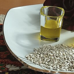 روغن گلرنگ، تهیه شده از مرغوبترین بذر گلرنگ در مزارع شهداد کرمان