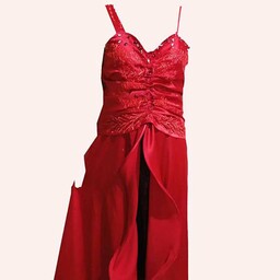 لباس یلدایی مجلسی زنانه شیک ساتن قرمز  جواهر دوزی شده وملیله دوزی شده  کار شده با اپلیکه  ،پولک دوزی شده تماما کار دست 