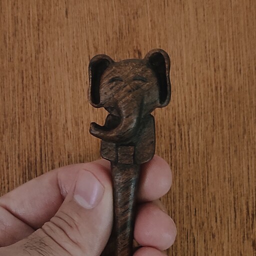 قاشق چوبی بچگانه، طرح فیل مهربون (معرق و منبت)