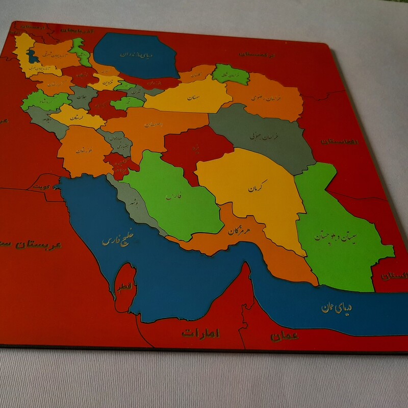 پازل چوبی نقشه ایران در 5 رنگ سبز، قرمز، زرد، نارنجی و طوسی