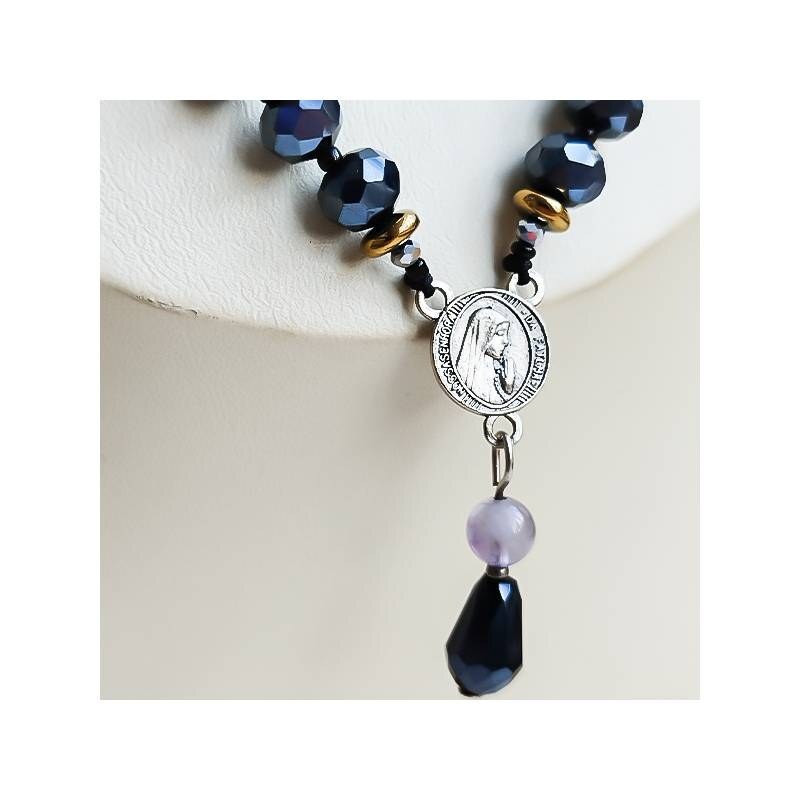 گردنبند مدل ماریا با سنگ آمیتیس ت اصل و کریستال های دودی و پلاک سکه مریم مقدس