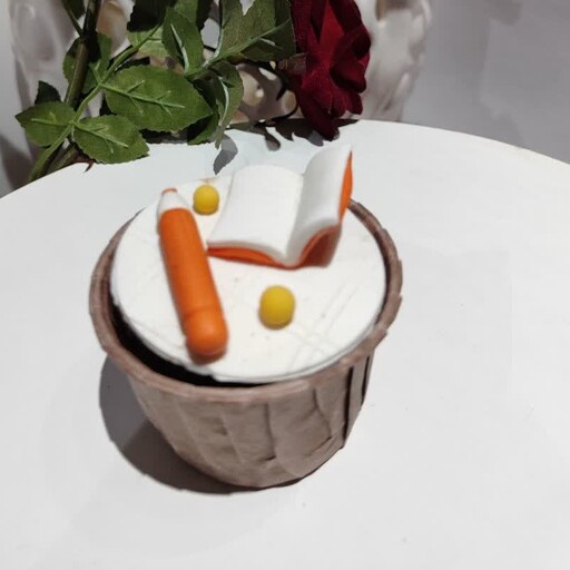 کاپ کیک با پایه شکلاتی، وانیلی، هویج و گردو با تزیین خامه و فوندانت مناسب مجالس و مراسم ها