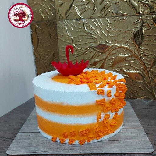 کیک تولد پاییزی رنگ  نارنجی وانیلی با فیلینگ موزو گردو وشکلات چیپسی به وزن 1و نیم کیلو هزینه ارسال با مشتری