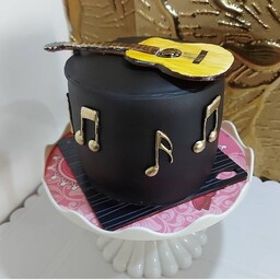 مینی کیک  گیتار با کاور فوندانت و نت های موسیقی فوندانتی با وزن 700 گرم هزینه ارسال با مشتری