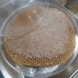 عسل طبیعی سبدباموم کاملا خودبافت  دارای موم بسیارنرم ونازک دربسته بندی ظروف کریستال یک ونیم کیلویی
