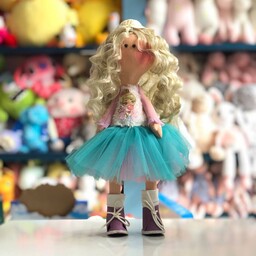 عروسک روسی دست ساز سایز متوسط رنگ لباس شاد و موی بلوند فر