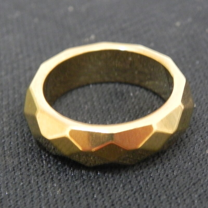 حلقه سنگ حدید طلایی تراش دار اصل معدنی مناسب برای انگشتری سایز2 یا 63