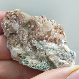 سنگ راف انالسیم روی باریت اصل گوهر سنگ بلورهای انالسیم کد4