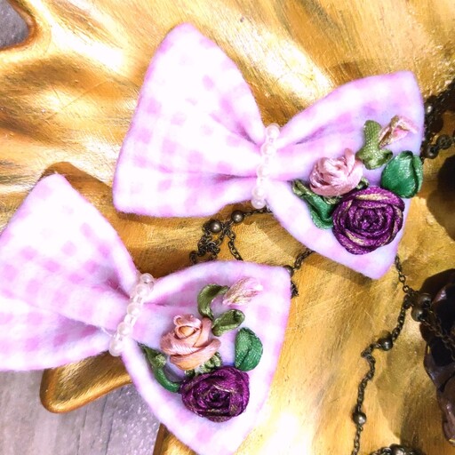 گلسر پاپیونی روباندوزی شده با روبان ساتنی در طرح و رنگهای مختلف ..گیره انبری استیل 