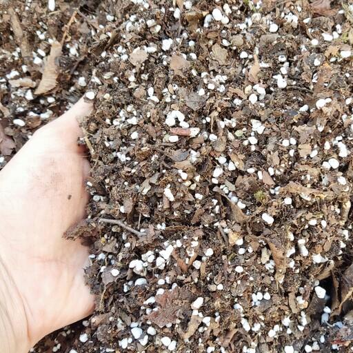 خاک برگ و پرلیت ترکیب شده بسته بندی6 لیتری 3 کیلویی  خاک برگ پوسیده  (ارسال با پست پیشتاز) 