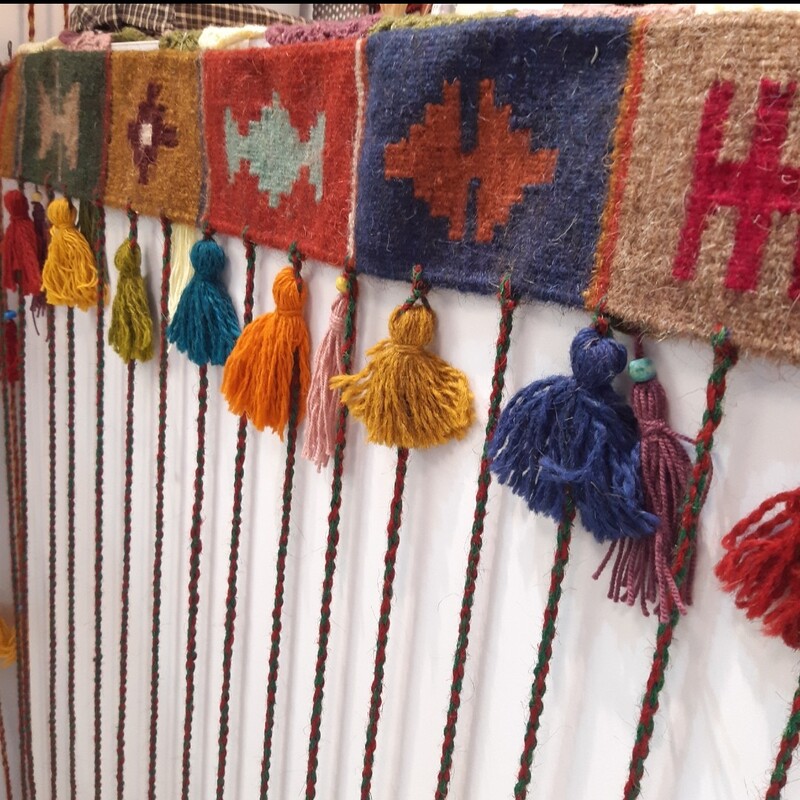 پرده سنتی با کتیبه گلیمی دستباف و ریسه های پشمی