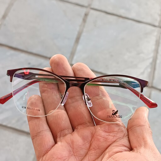 عینک طبی زنانه سایز بزرگ نیمه قاب فلزی با قابلیت تعویض عدسی های جدید نمره دار رنگ زرشکی تیره دسته نگین دار با جلد عینک 