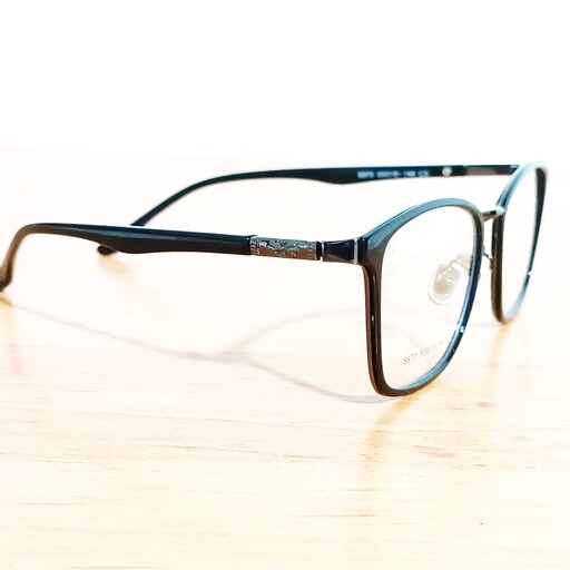عینک طبی مردانه سایز عدسی متوسط رو به بزرگ با قابلیت تعویض عدسی های جدید نمره دار صورت خور بسیار عالی همراه با جلد عینک 