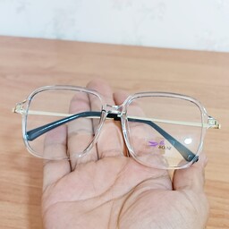 عینک سایز بزرگ رنگ بی رنگ سفید یخی با قابلیت تعویض عدسی نمره دار  و همچنین جهت زیبایی قابل استفاده است 