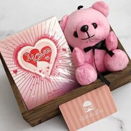 پک کادویی زنانه صورتی با جعبه چوبی عطر قلبی ولنتاین و خرس صورتی پک عاشقانه