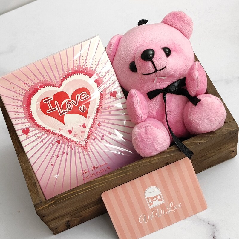 پک کادویی زنانه صورتی با جعبه چوبی عطر قلبی ولنتاین و خرس صورتی پک عاشقانه