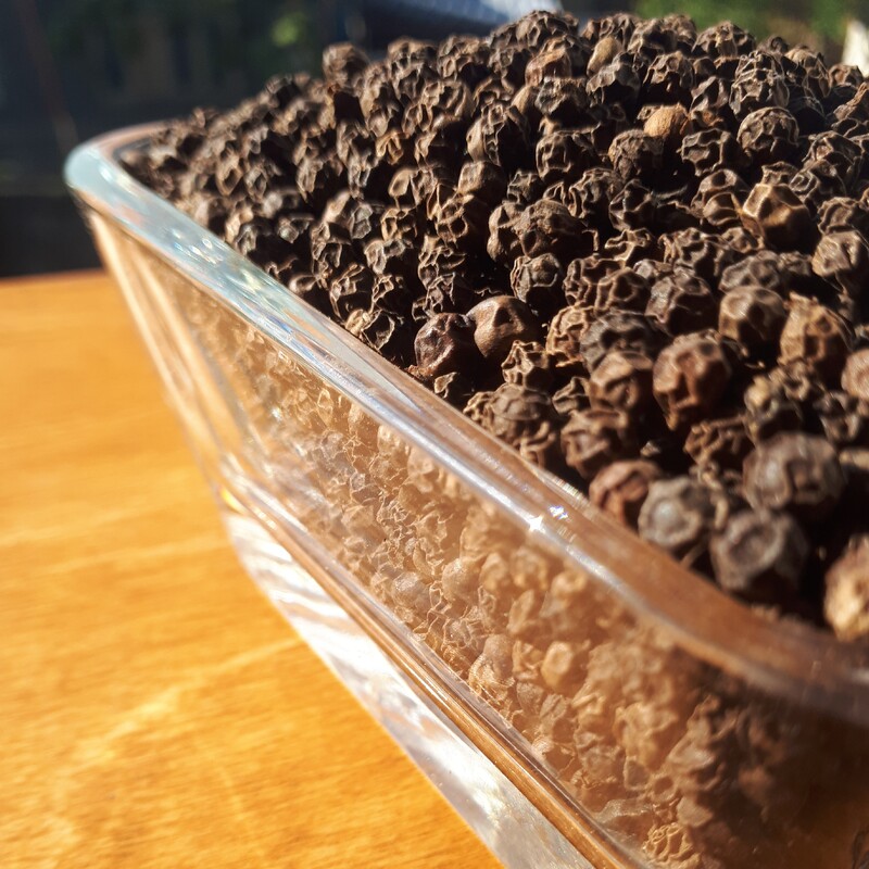 دانه فلفل سیاه بسیار بسیار معطر و درجه 1 با کیفیت  بسته 100گرمی