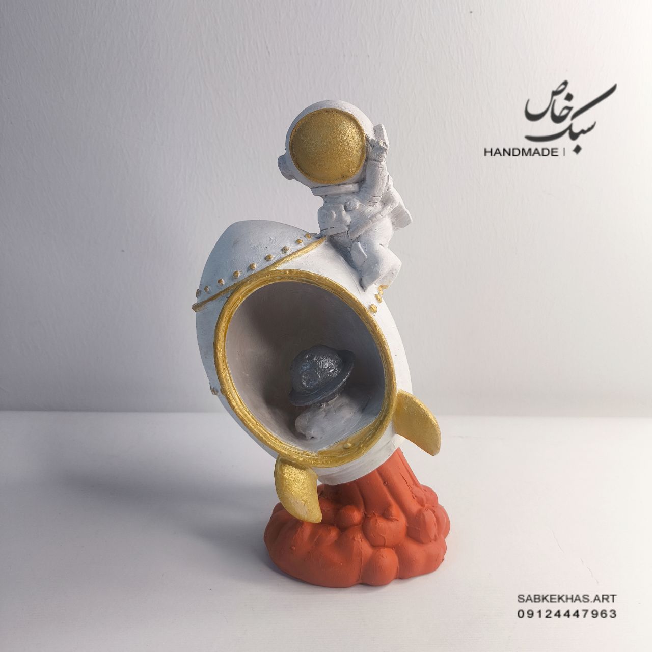 مجسمه فضانورد موشکی