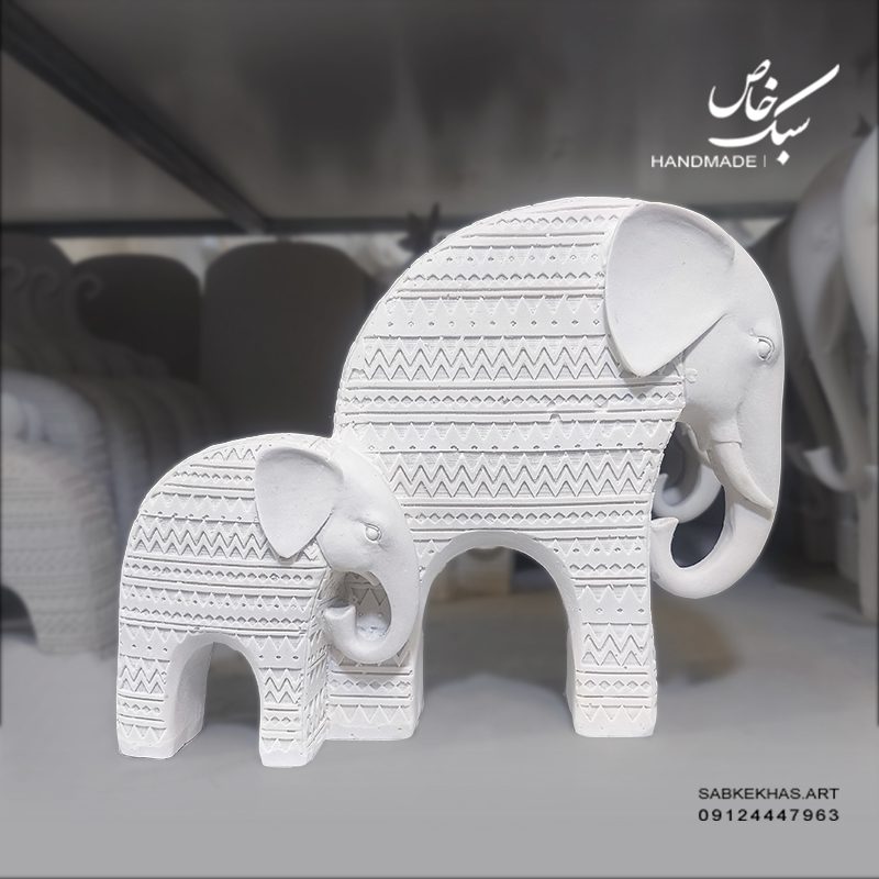 مجسمه فیل نقشینه چسبیده