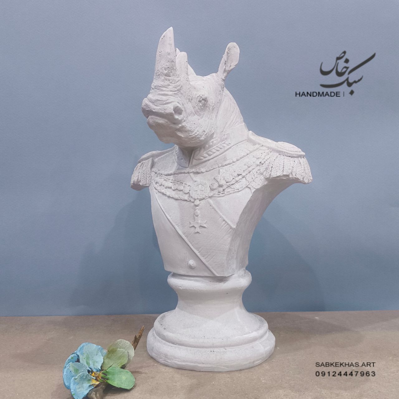 مجسمه کرگدن نیم تنه