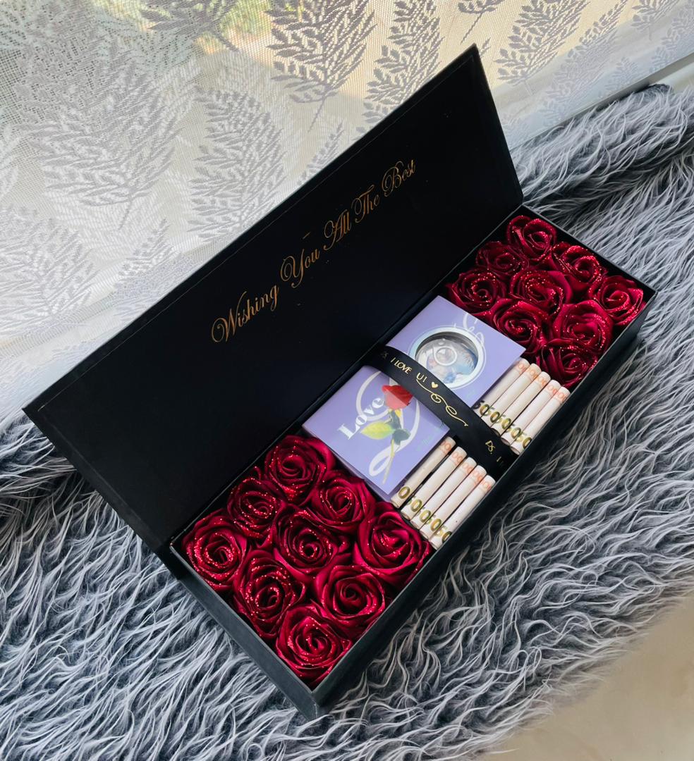 باکس گل و پول با مروارید عشق