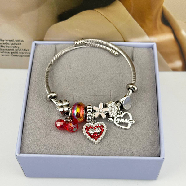 دستبند پاندورا با قلب قرمز نگین‌دار و مهره‌های رنگین‌کمانی