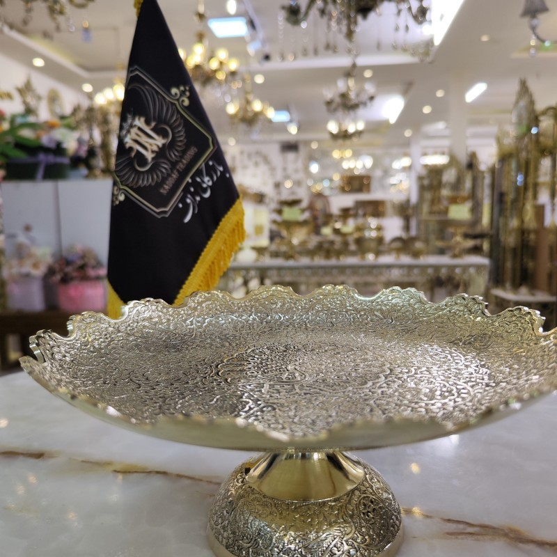 شیرینی خوری لب قلعه طرح طاووس پایه دار برنجی