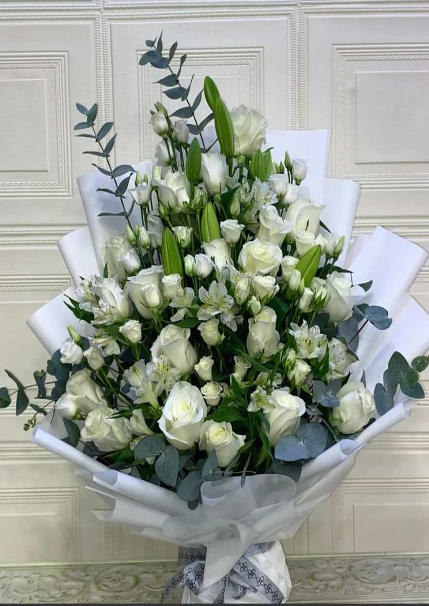 دسته گل رز سفید DGR012