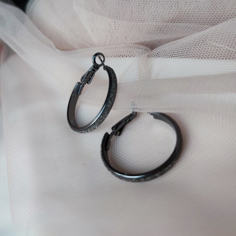 گوشواره حلقه ای شکل در دو رنگ مشکی و زغال سنگی