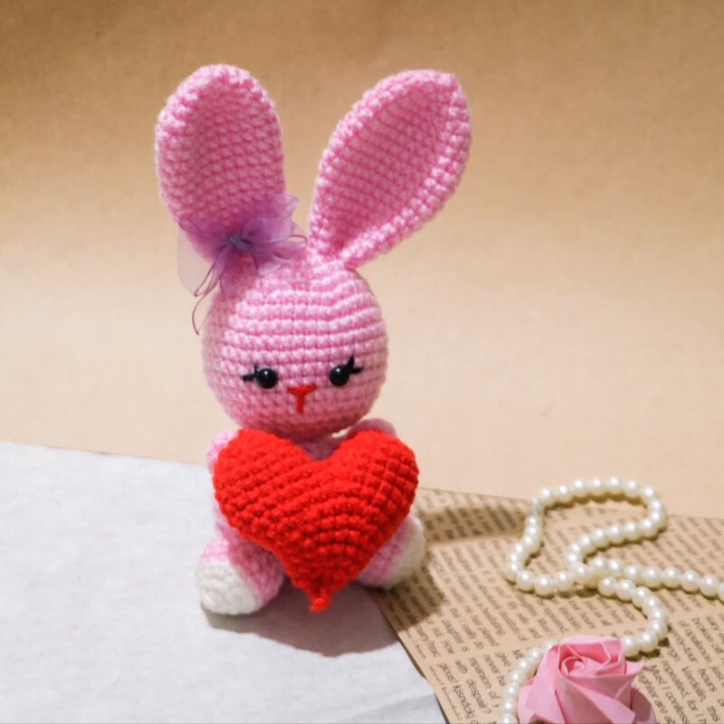 عروسک خرگوش اسباب بازی، بافتنی، بافت، دکور، اسباب بازی دستبافت مناسب هدیه رنگ صورتی قلب دار