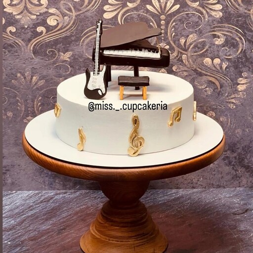 کیک خامه ای خانگی 2 کیلویی طرح پیانو  با تاپر فوندانتی (ارسال به صورت پس کرایه) 
