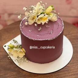 مینی کیک خامه ای خانگی زیر 1 کیلو با تزئین گل طبیعی (ارسال به صورت پس کرایه)