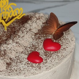 کیک خامه ای شکلاتی  با فیلینگ موز گردو به همراه جعبه  (تحویل حضوری  میدان نوبنیاد یا ارسال بر عهده مشتری )