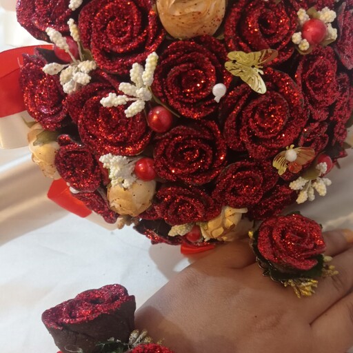 دسته گل  حنابندان همراه با ست انگشتر و دستبند   با گلهای کاملا  از جنس حنا بسیار ماندگار  قابل سفارش در  رنگ  دلخواه