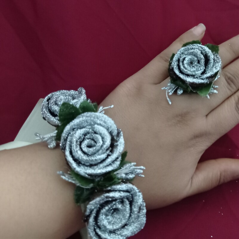 ست دستبند و انگشتر با گلهای حنایی قابل سفارش در رنگ دلخواهص