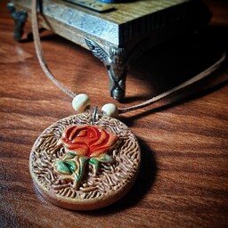 گردنبند زنانه گل سرخی سفالی، رومانتویی نقش برجسته سفال، طرح گل سرخ، رنگ آمیزی هنر دست، دستساز، مناسب هدیه