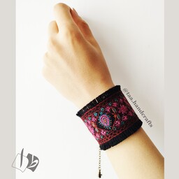 دستبند زنانه سوزندوزی پته کاملا دستدوز و دستساز از صنایع دستی طا طرح ماهور 
