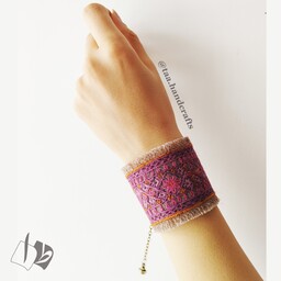 دستبند زنانه سوزندوزی پته کاملا دستدوز و دستساز از صنایع دستی طا طرح ارغوان 