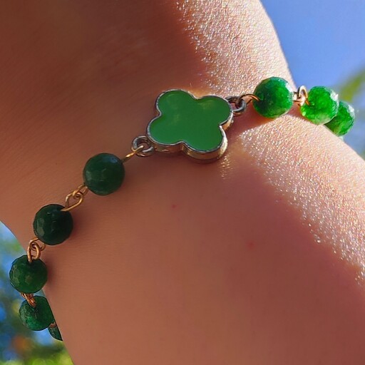 دستبند سنگ جید سبز و پلاک ونکلیف سبز با اتصالات و قفل استیل رنگ ثابت 