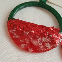 گوشواره حلقه ای رزینی با تم سبز و قرمز طرح هندوانه با   کریستال براق و اکلیل قرمز
