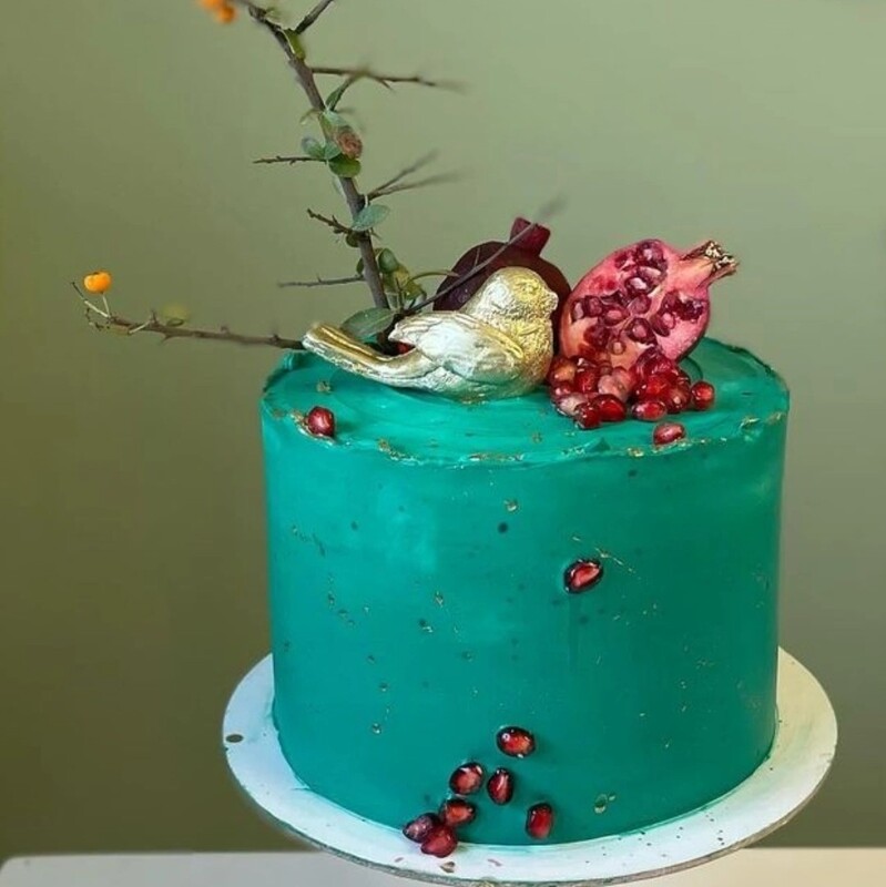 کیک یلدا (یزد) با فیلینگ موز و گردو و نوتلا با طرح دلخواه