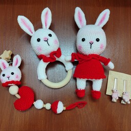 ست سیسمونی نوزادی خرگوش، شامل عروسک 20 سانتی ، بند پستونک ، جغجغه، گیر سر ، سیسمونی نوزادی